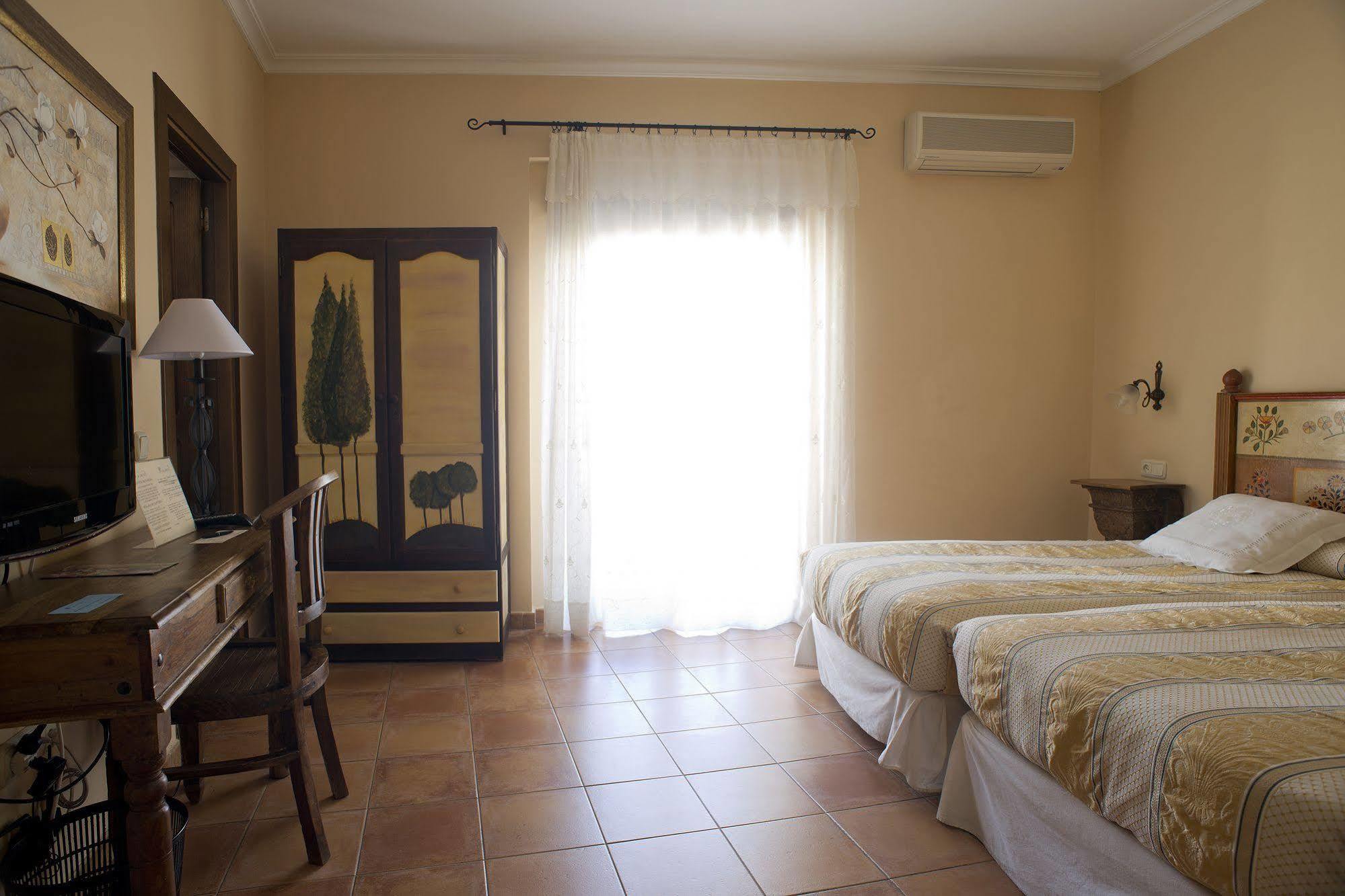 Hotel Don Carlos กาเซเรส ภายนอก รูปภาพ