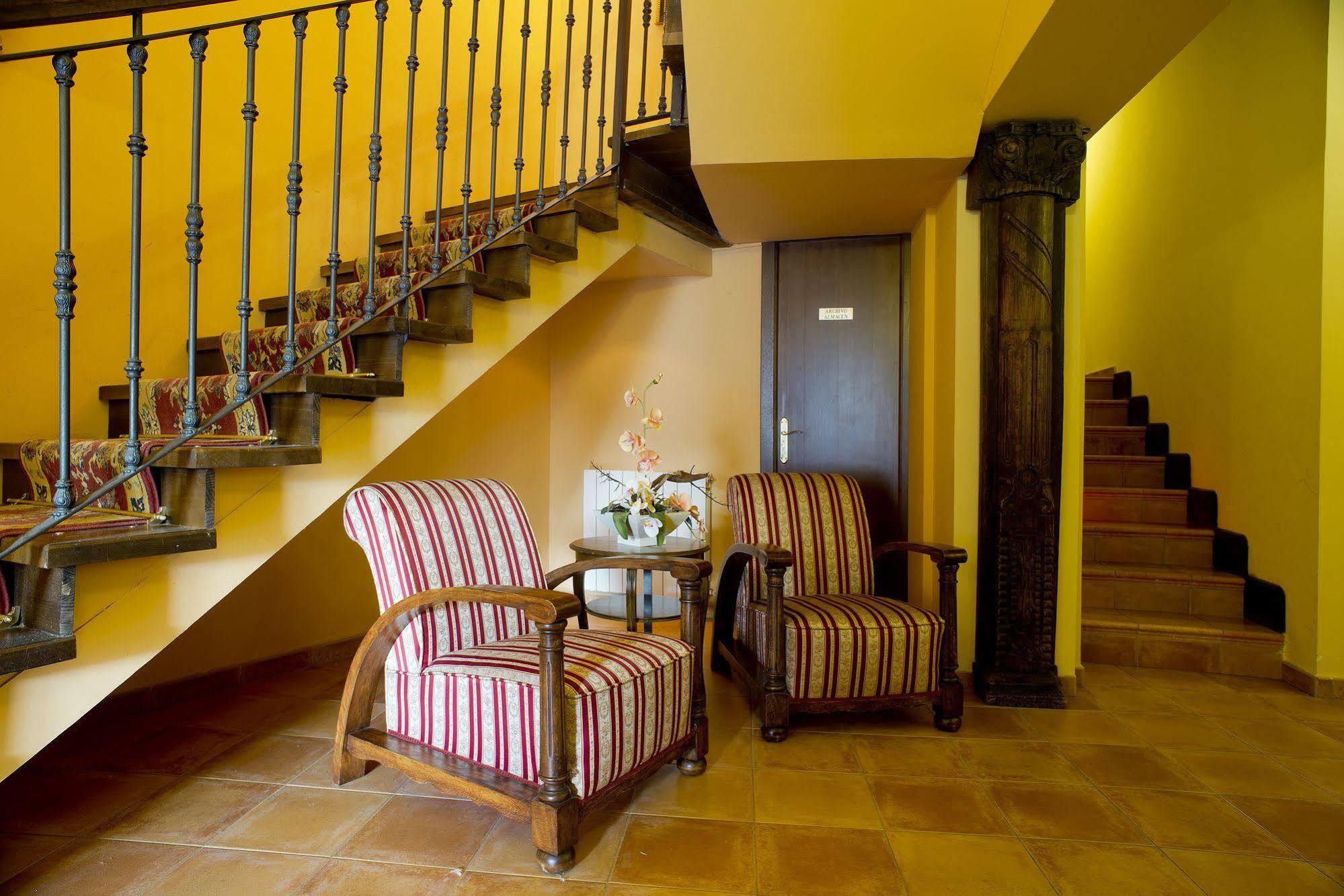 Hotel Don Carlos กาเซเรส ภายนอก รูปภาพ