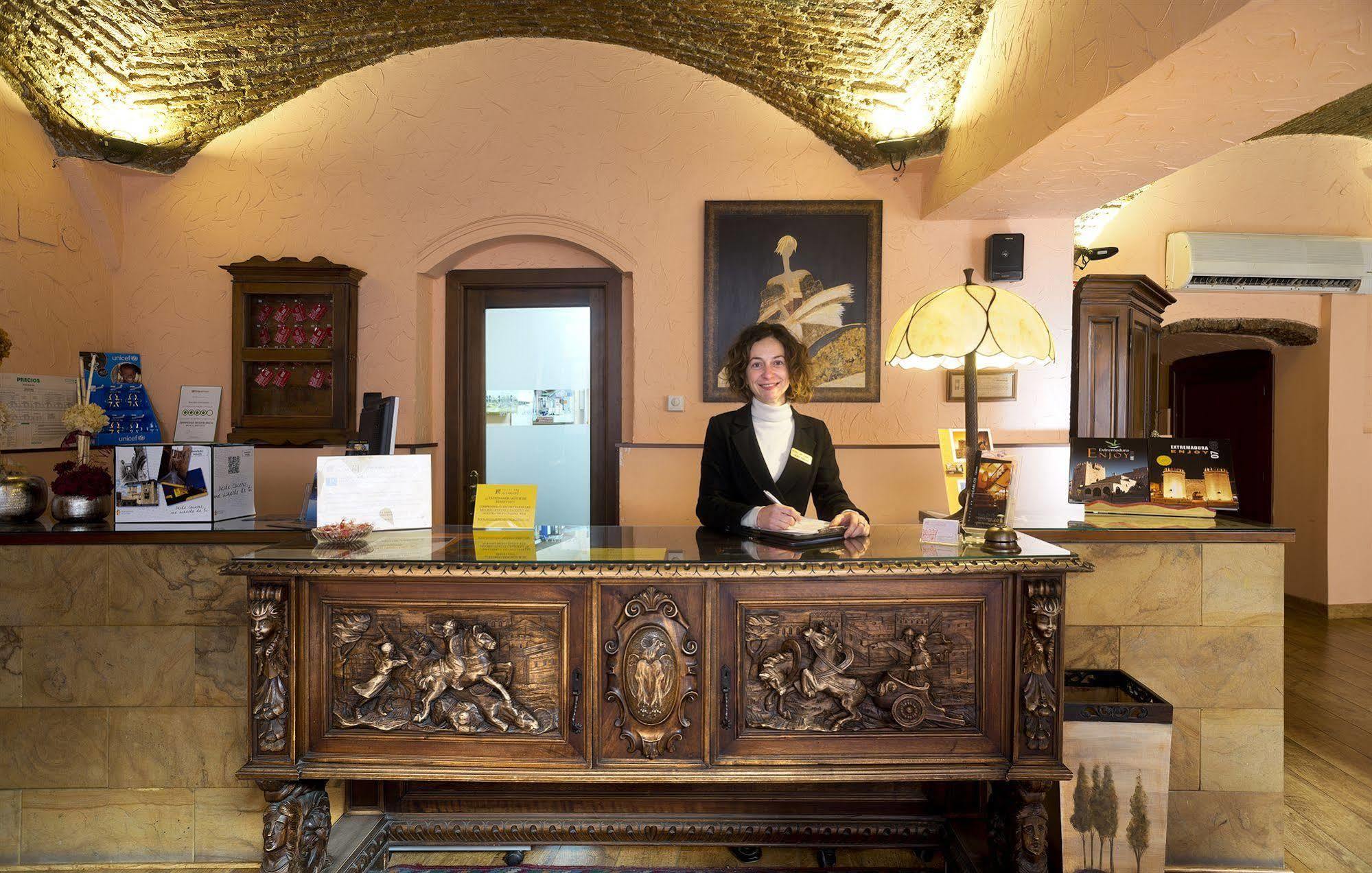 Hotel Don Carlos กาเซเรส ภายนอก รูปภาพ